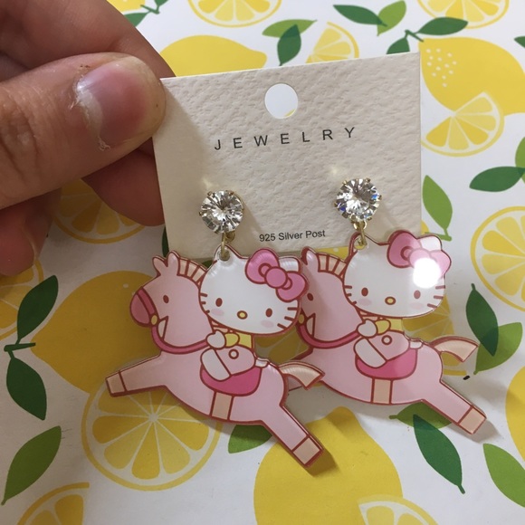 🍊NWT Sanrio Hello Kitty Pink Horse CZ Earrings - Picture 6 of 9